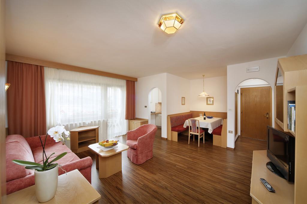 Egger Apartments Rifiano Oda fotoğraf